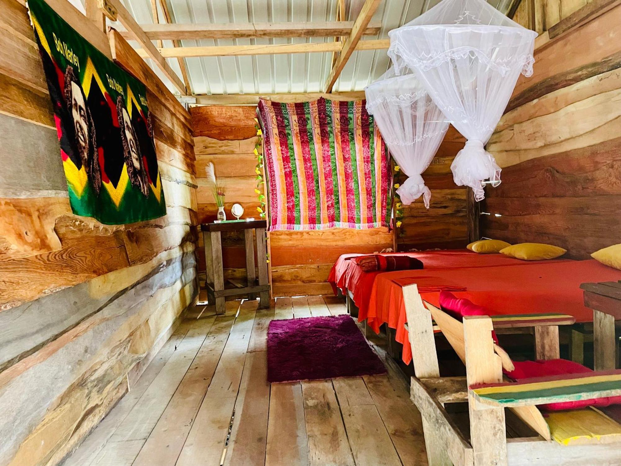 Land Of Promise - Reggae Bar & Eco Village Zanderij Kültér fotó