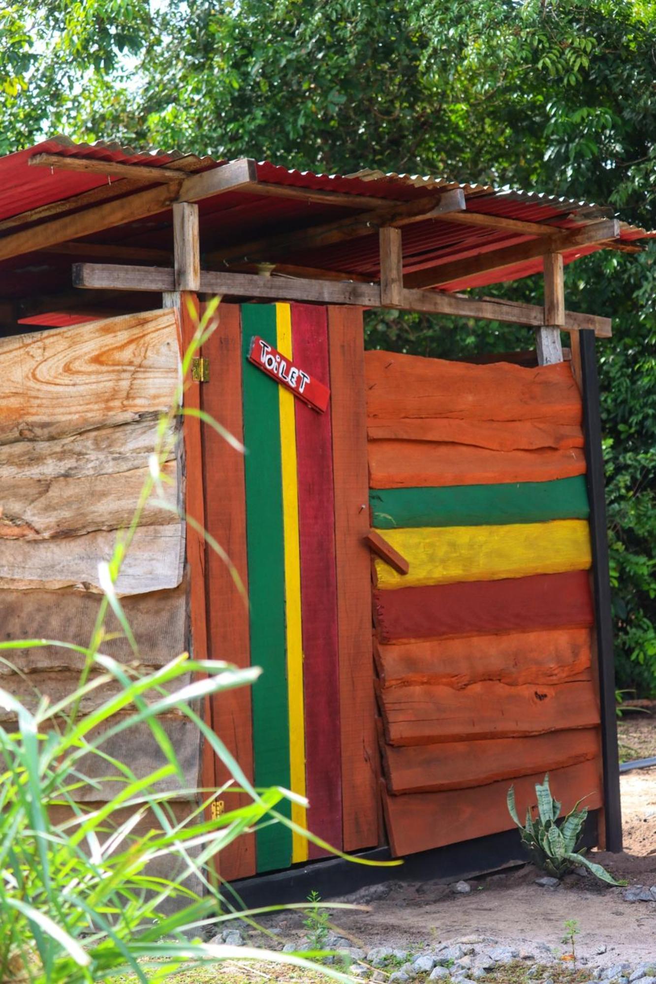 Land Of Promise - Reggae Bar & Eco Village Zanderij Kültér fotó